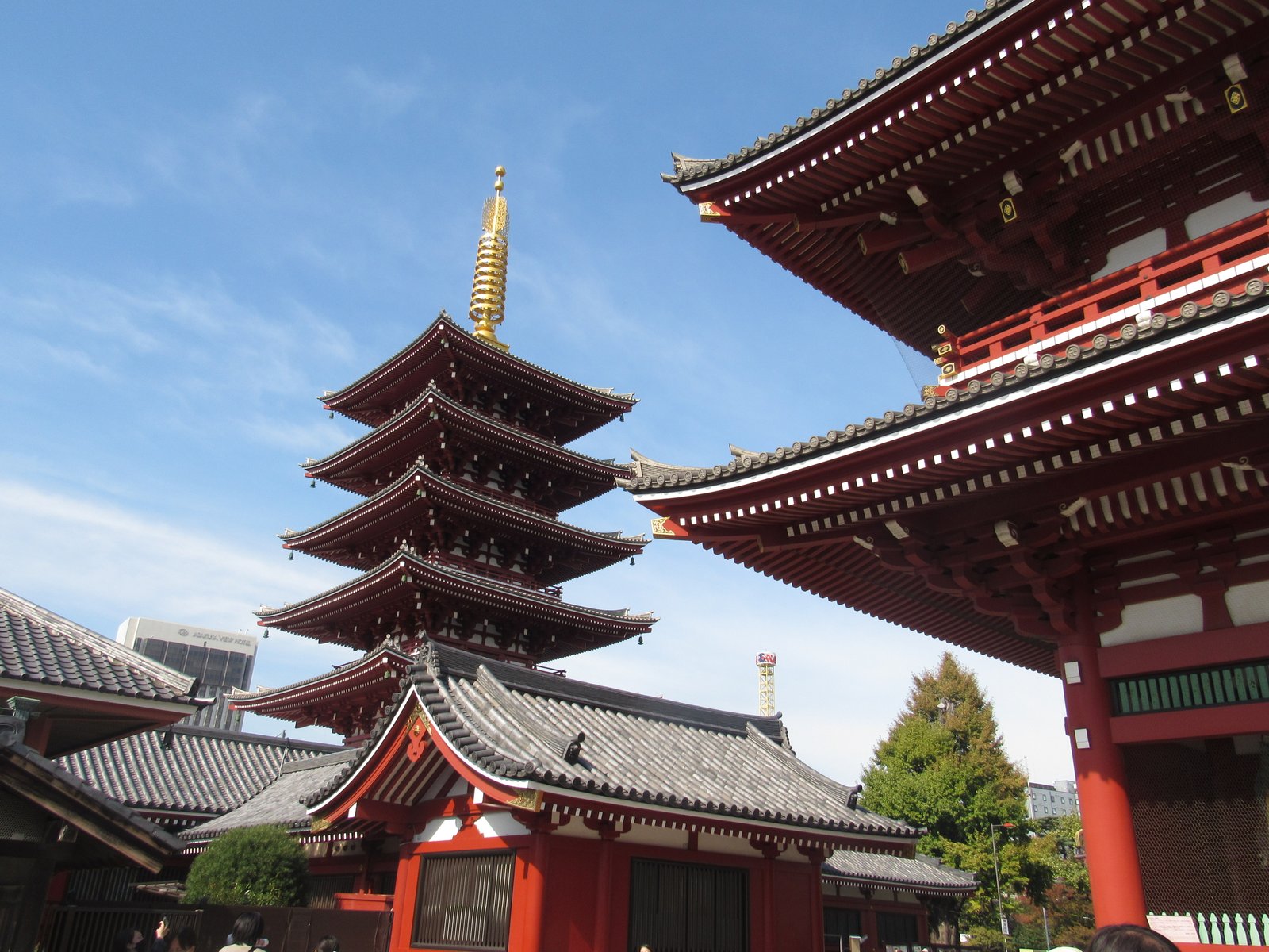 a picture of the imperial palace in tokyo